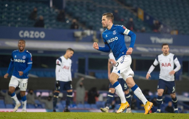 昨天看到孔塞桑在新闻发布会上说到为什么主场踢费耶诺德....